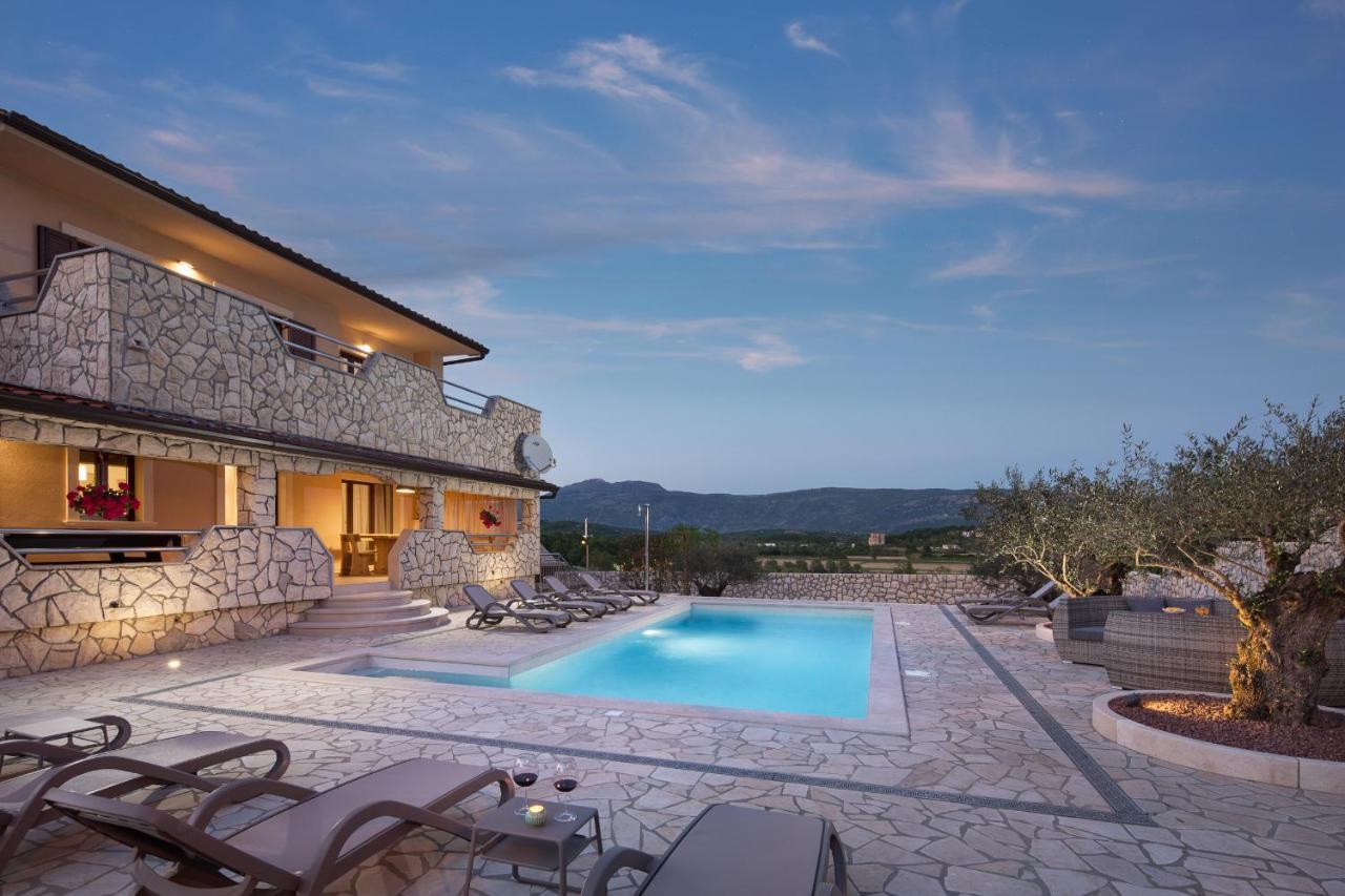Villa Vesna With Sauna, Hot Tub Potpićan Εξωτερικό φωτογραφία